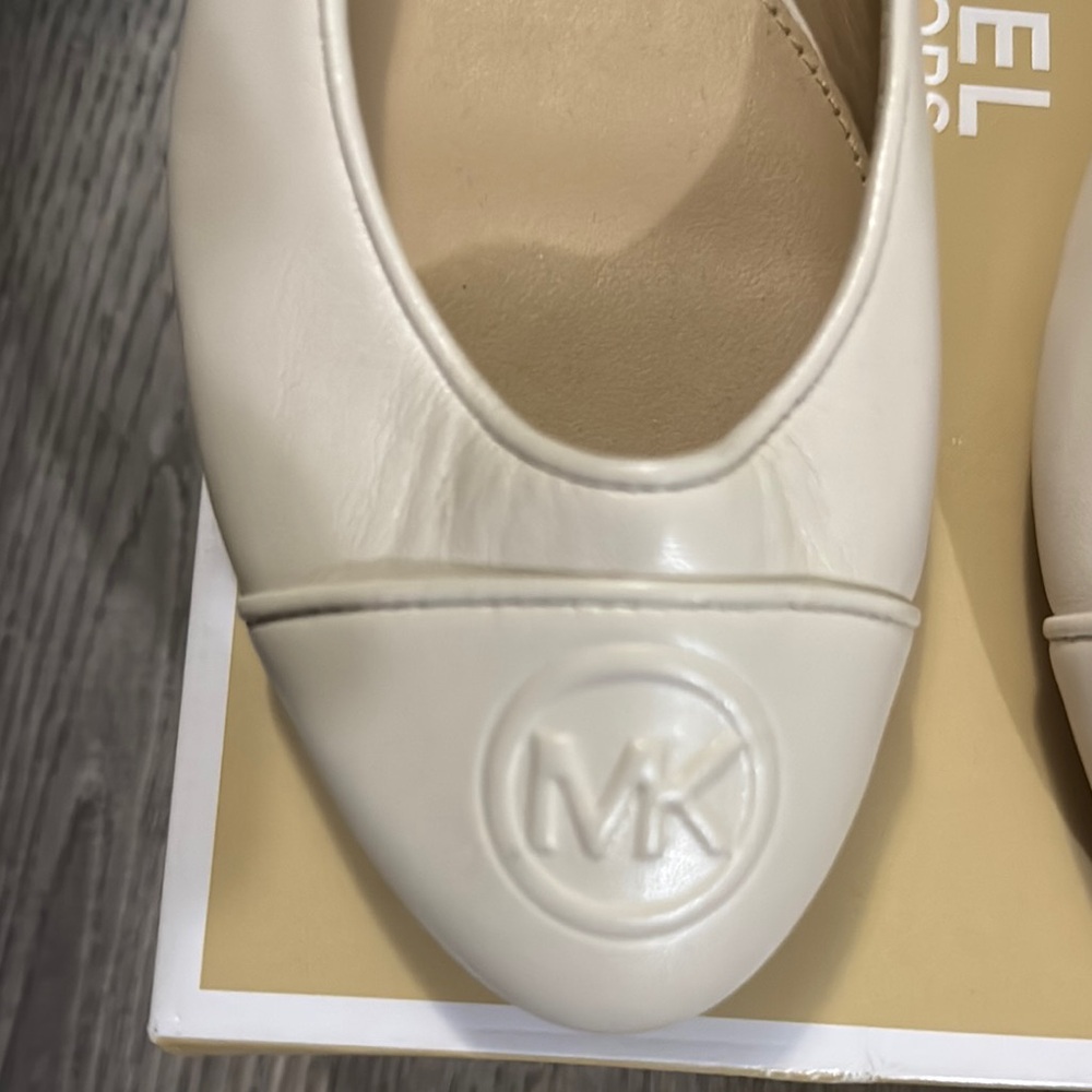 Michael Kors Women's Cream Flats - Picture 3 of 5